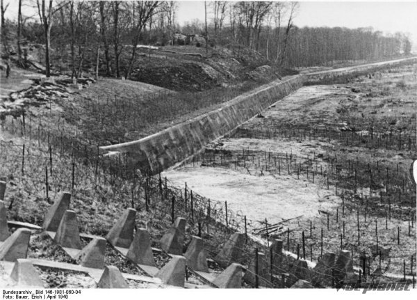 Участок Западного вала, оснащённый рядами колючей проволоки, противотанковым эскарпом и противотанковыми надолбами. Апрель, 1940 г.